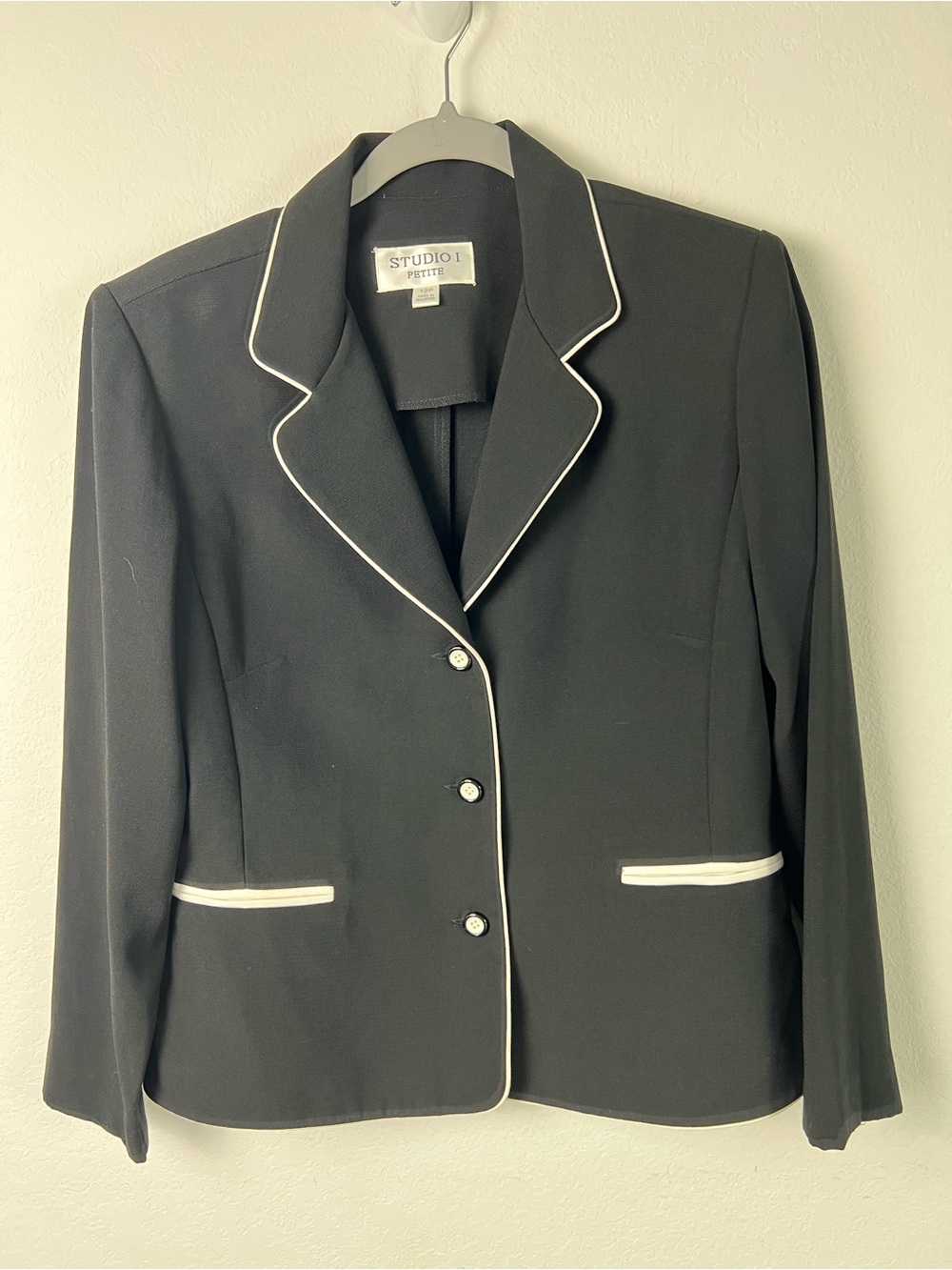 Studio I Petite Black with White Piping Classic Cropped Blazer